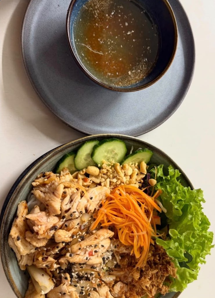 Bún Gà Xào – Reisnudeln mit Hähnchen, Erdnüssen und Kräutern