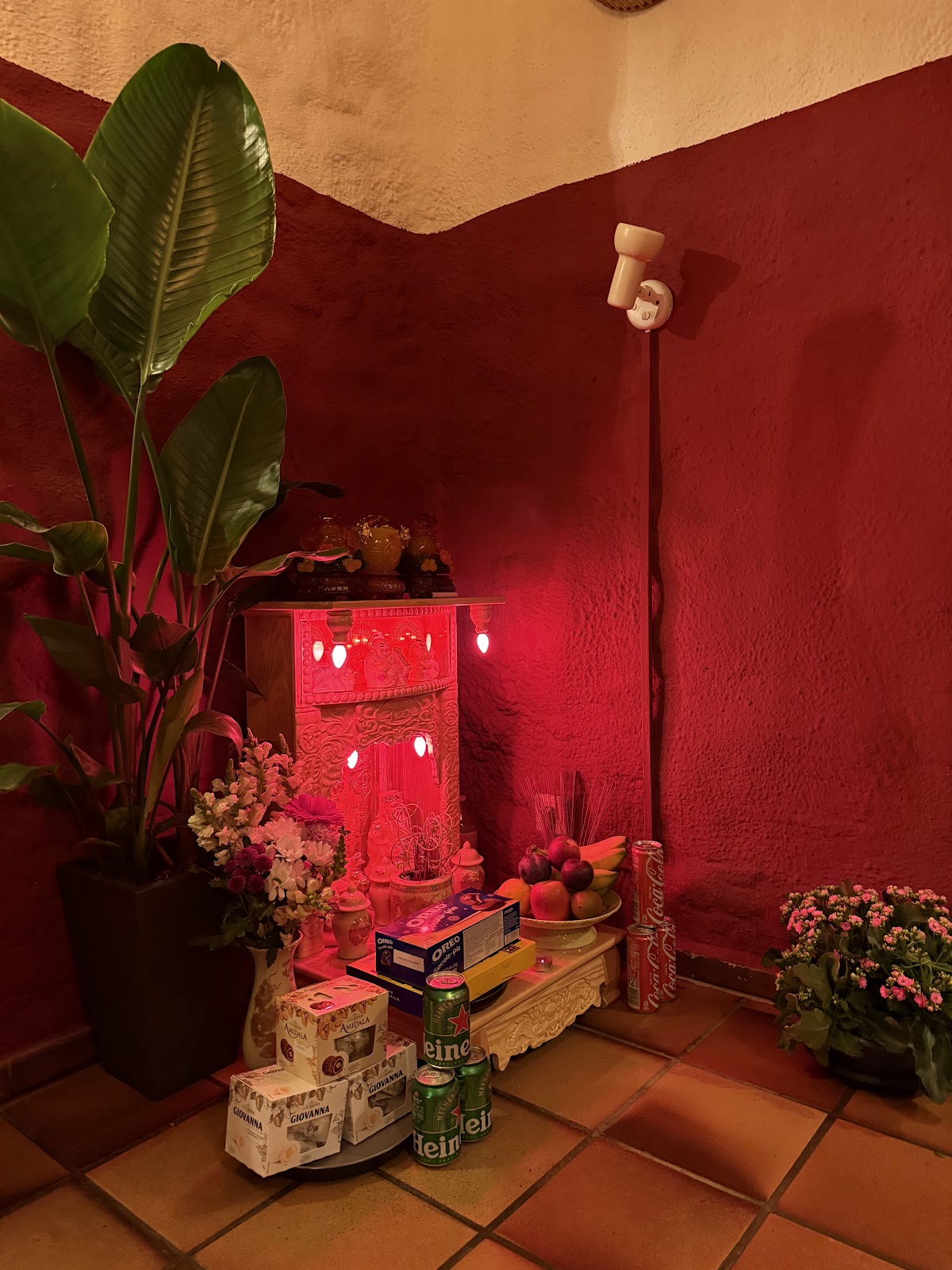 Hausaltar mit Blumen und Opfergaben