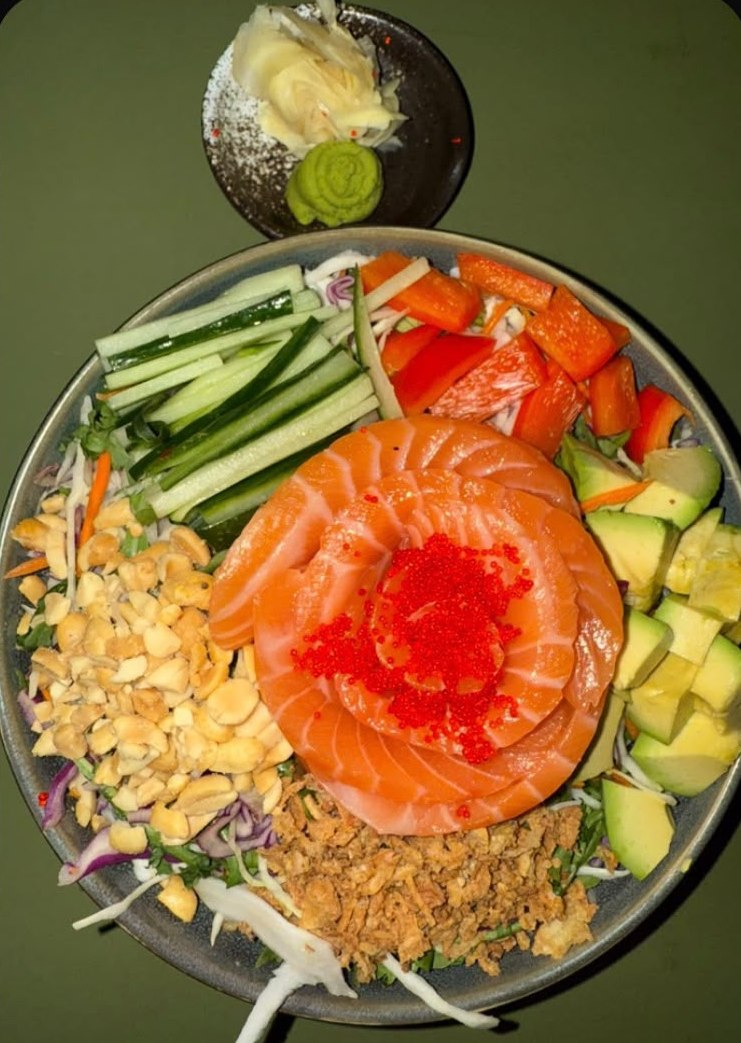 Co Chu Poke Bowl mit Lachs, Avocado, Gurke und Erdnüssen