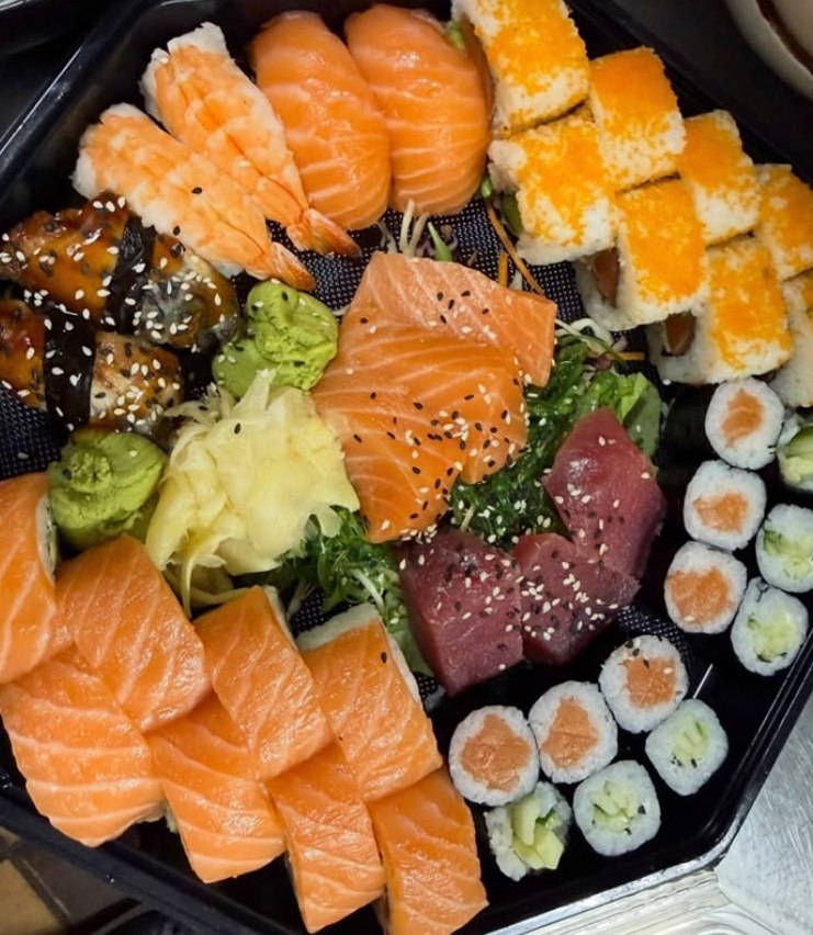Sushi-Menü 9 mit Nigiri, Sashimi, Maki und Inside-Out-Rolls