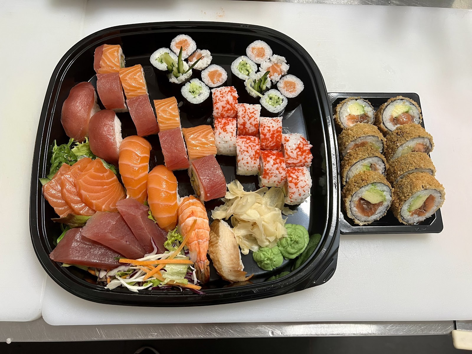 Sushi-Platte mit Nigiri, Sashimi, Maki, Inside-Out- und Crunchy Rolls
