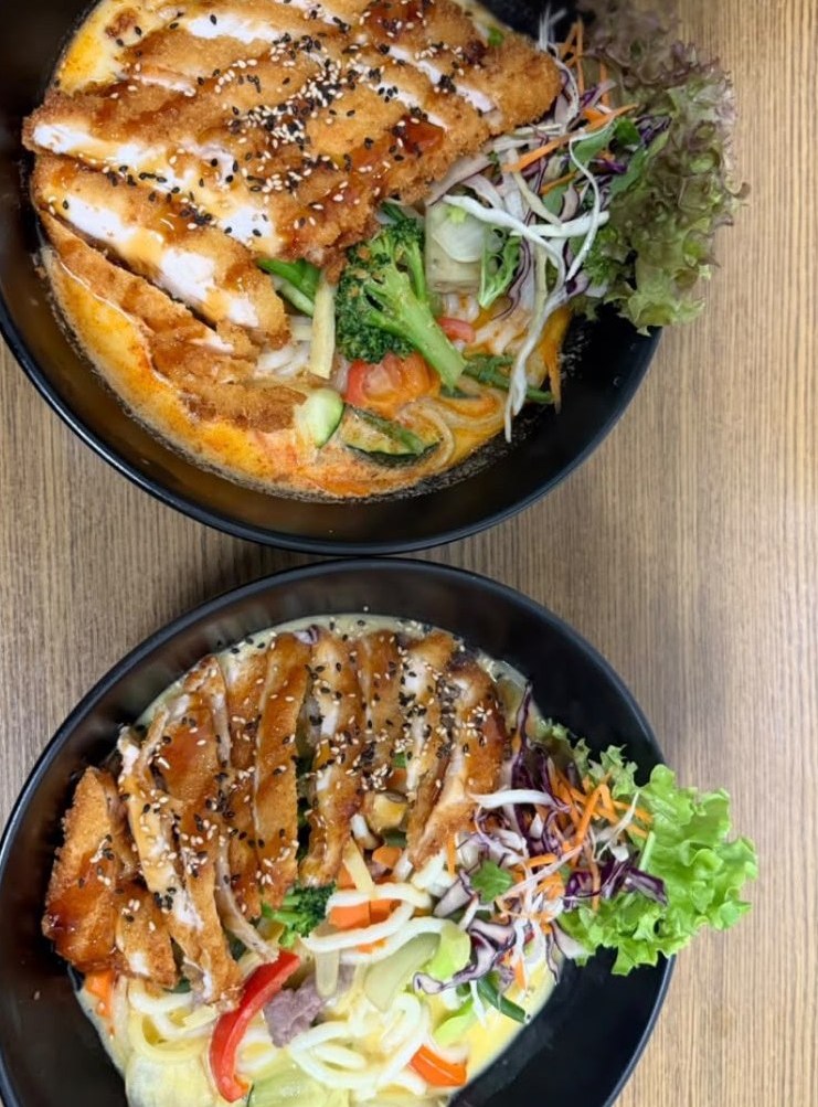 Udon in roter Currysauce mit knusprigem Hähnchen
