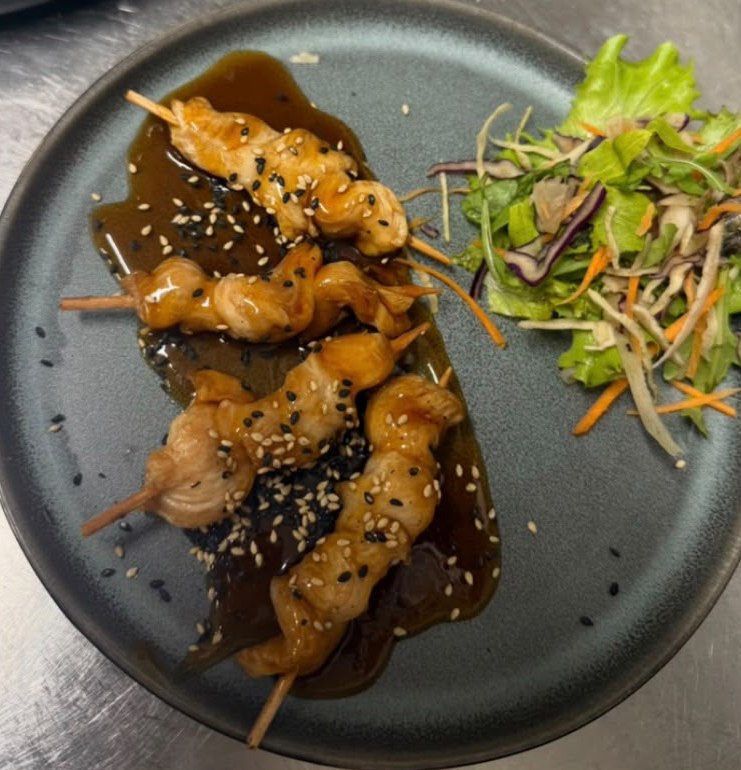 Yakitori – gegrillte Hähnchenspieße mit Sesam und Salat